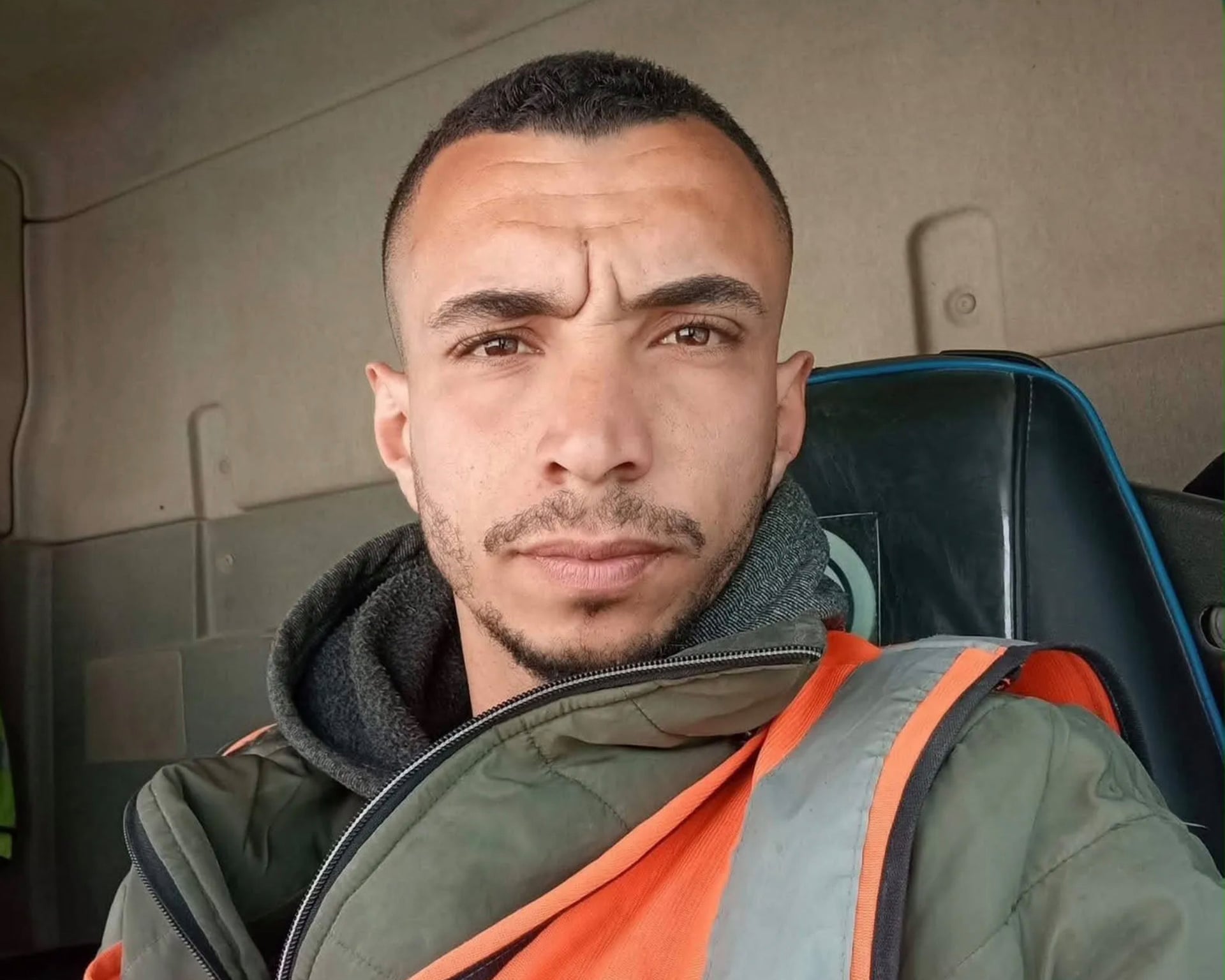 The Guardian : l'armée israélienne est accusée de l'« exécution sur le terrain » d'Ahmad Esleem, chauffeur palestinien qui acheminait de l'aide humanitaire à Gaza. L'association locale des transporteurs menace de suspendre ses opérations.